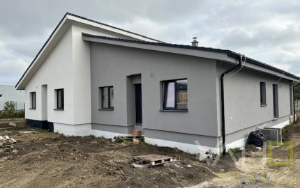 NA PREDAJ Moderný 4-izbový rodinný dom – Červeník