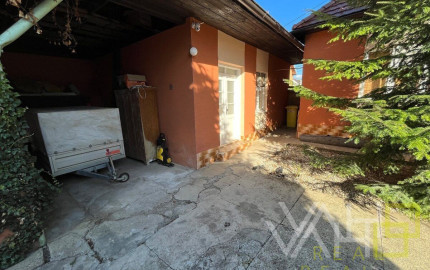 Veľký pozemok až 1699m2, samostatne stojaci RD, všetky IS, Hlohovec- časť Šulekovo