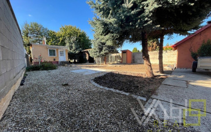 Veľký pozemok až 1699m2, samostatne stojaci RD, všetky IS, Hlohovec- časť Šulekovo