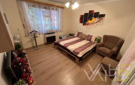 Veľký pozemok až 1699m2, samostatne stojaci RD, všetky IS, Hlohovec- časť Šulekovo