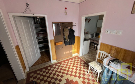 Veľký pozemok až 1699m2, samostatne stojaci RD, všetky IS, Hlohovec- časť Šulekovo