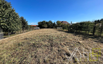 Veľký pozemok až 1699m2, samostatne stojaci RD, všetky IS, Hlohovec- časť Šulekovo