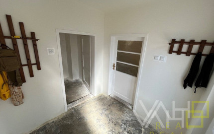 Veľký pozemok až 1699m2, samostatne stojaci RD, všetky IS, Hlohovec- časť Šulekovo