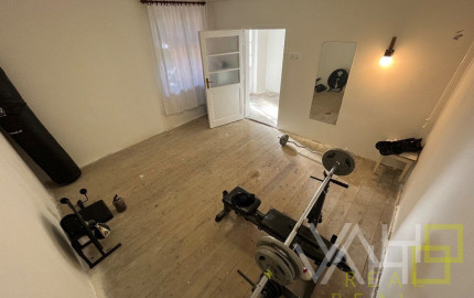 Veľký pozemok až 1699m2, samostatne stojaci RD, všetky IS, Hlohovec- časť Šulekovo