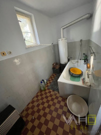 Veľký pozemok až 1699m2, samostatne stojaci RD, všetky IS, Hlohovec- časť Šulekovo