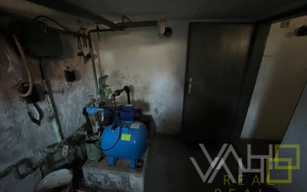 Veľký pozemok až 1699m2, samostatne stojaci RD, všetky IS, Hlohovec- časť Šulekovo