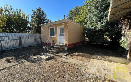 Veľký pozemok až 1699m2, samostatne stojaci RD, všetky IS, Hlohovec- časť Šulekovo