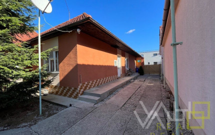 Veľký pozemok až 1699m2, samostatne stojaci RD, všetky IS, Hlohovec- časť Šulekovo