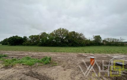 VAHOreal* PEKNÁ VÝMERA, 17m široký pozemok 975m2, okrajová časť obce Dolná Krupá