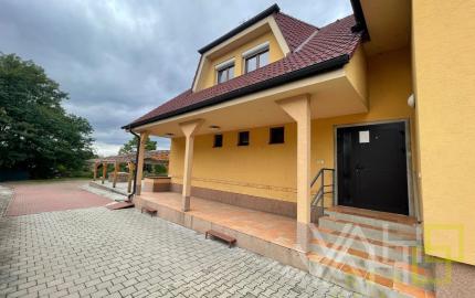 VAHOreal* NOVÁ CENA!! RODINNÝ DOM, REŠTAURÁCIA, Pozemok 788m2, obec Bučany