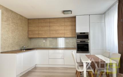 VAHOreal* PRENAJATÉ !* ŠTÝLOVÉ BÝVANIE LEN NA SKOK OD TRNAVY – 2-IZBOVÝ BYT S TERASOU A PARKOVANÍM V BIELOM KOSTOLE!