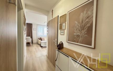 VAHOreal* PRENAJATÉ !* ŠTÝLOVÉ BÝVANIE LEN NA SKOK OD TRNAVY – 2-IZBOVÝ BYT S TERASOU A PARKOVANÍM V BIELOM KOSTOLE!