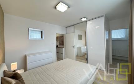 VAHOreal* PRENAJATÉ !* ŠTÝLOVÉ BÝVANIE LEN NA SKOK OD TRNAVY – 2-IZBOVÝ BYT S TERASOU A PARKOVANÍM V BIELOM KOSTOLE!