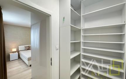 VAHOreal* PRENAJATÉ !* ŠTÝLOVÉ BÝVANIE LEN NA SKOK OD TRNAVY – 2-IZBOVÝ BYT S TERASOU A PARKOVANÍM V BIELOM KOSTOLE!