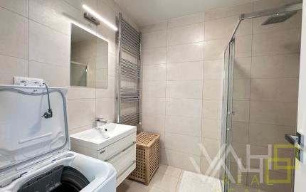 VAHOreal* PRENAJATÉ !* ŠTÝLOVÉ BÝVANIE LEN NA SKOK OD TRNAVY – 2-IZBOVÝ BYT S TERASOU A PARKOVANÍM V BIELOM KOSTOLE!