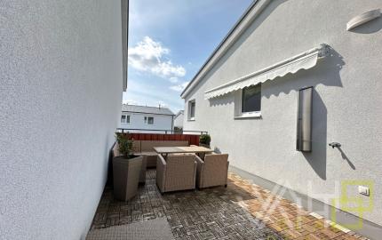 VAHOreal* PRENAJATÉ !* ŠTÝLOVÉ BÝVANIE LEN NA SKOK OD TRNAVY – 2-IZBOVÝ BYT S TERASOU A PARKOVANÍM V BIELOM KOSTOLE!