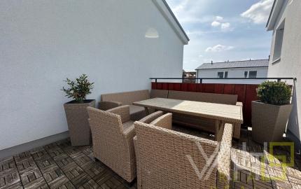 VAHOreal* PRENAJATÉ !* ŠTÝLOVÉ BÝVANIE LEN NA SKOK OD TRNAVY – 2-IZBOVÝ BYT S TERASOU A PARKOVANÍM V BIELOM KOSTOLE!