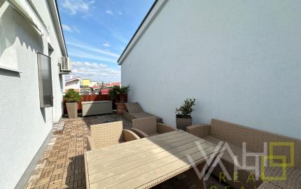 VAHOreal* PRENAJATÉ !* ŠTÝLOVÉ BÝVANIE LEN NA SKOK OD TRNAVY – 2-IZBOVÝ BYT S TERASOU A PARKOVANÍM V BIELOM KOSTOLE!