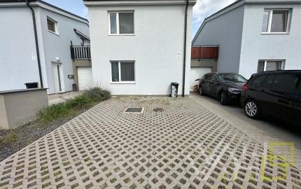 VAHOreal* PRENAJATÉ !* ŠTÝLOVÉ BÝVANIE LEN NA SKOK OD TRNAVY – 2-IZBOVÝ BYT S TERASOU A PARKOVANÍM V BIELOM KOSTOLE!