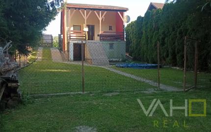 VAHOreal*Unikátna ponuka: Celoročne obývateľná chata pri vode s vlastným mólom ,, znížená cena ,,