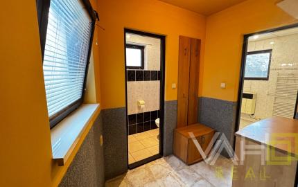 ZĽAVA 20 000 €! Dvojgeneračný rodinný dom v centre Majcichova – bývanie aj investičná príležitosť