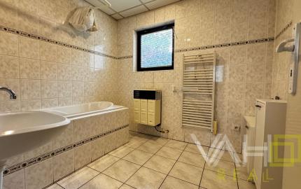 ZĽAVA 20 000 €! Dvojgeneračný rodinný dom v centre Majcichova – bývanie aj investičná príležitosť