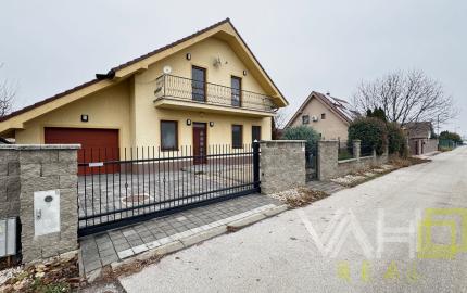 Na predaj priestranný 5-izbový rodinný dom s altánkom a krásnou záhradou v obci Čataj