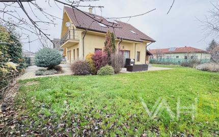 Na predaj priestranný 5-izbový rodinný dom s altánkom a krásnou záhradou v obci Čataj