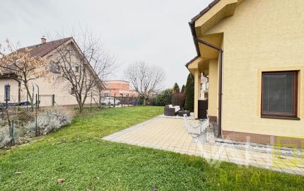 Na predaj priestranný 5-izbový rodinný dom s altánkom a krásnou záhradou v obci Čataj