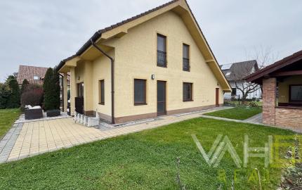 Na predaj priestranný 5-izbový rodinný dom s altánkom a krásnou záhradou v obci Čataj