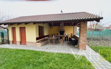 Na predaj priestranný 5-izbový rodinný dom s altánkom a krásnou záhradou v obci Čataj