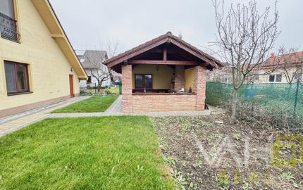 Na predaj priestranný 5-izbový rodinný dom s altánkom a krásnou záhradou v obci Čataj