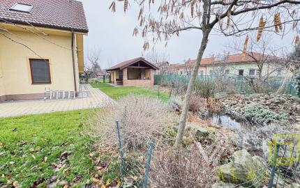 Na predaj priestranný 5-izbový rodinný dom s altánkom a krásnou záhradou v obci Čataj