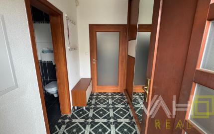 Na predaj priestranný 5-izbový rodinný dom s altánkom a krásnou záhradou v obci Čataj