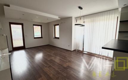 Na predaj priestranný 5-izbový rodinný dom s altánkom a krásnou záhradou v obci Čataj