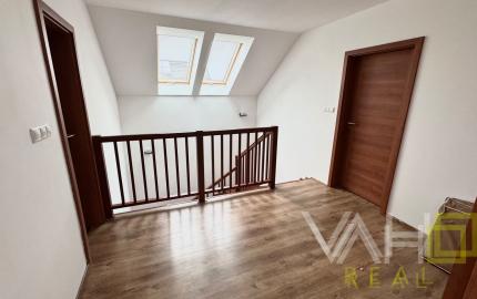 Na predaj priestranný 5-izbový rodinný dom s altánkom a krásnou záhradou v obci Čataj