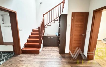 Na predaj priestranný 5-izbový rodinný dom s altánkom a krásnou záhradou v obci Čataj