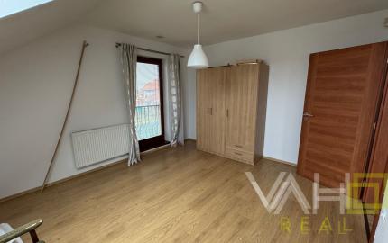 Na predaj priestranný 5-izbový rodinný dom s altánkom a krásnou záhradou v obci Čataj