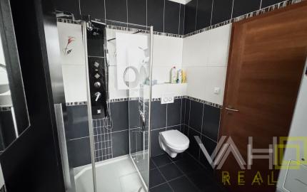 Na predaj priestranný 5-izbový rodinný dom s altánkom a krásnou záhradou v obci Čataj