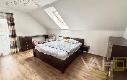 Na predaj priestranný 5-izbový rodinný dom s altánkom a krásnou záhradou v obci Čataj