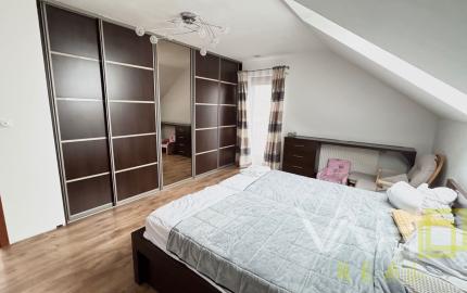 Na predaj priestranný 5-izbový rodinný dom s altánkom a krásnou záhradou v obci Čataj