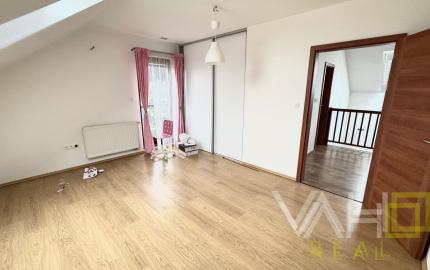 Na predaj priestranný 5-izbový rodinný dom s altánkom a krásnou záhradou v obci Čataj