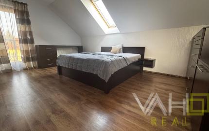 Na predaj priestranný 5-izbový rodinný dom s altánkom a krásnou záhradou v obci Čataj