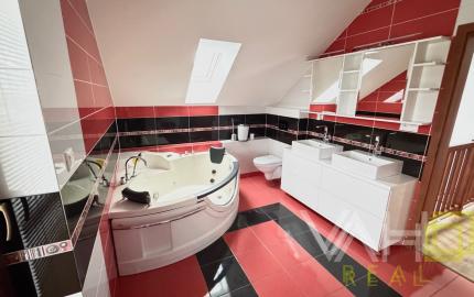 Na predaj priestranný 5-izbový rodinný dom s altánkom a krásnou záhradou v obci Čataj