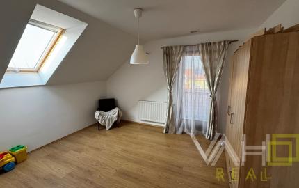 Na predaj priestranný 5-izbový rodinný dom s altánkom a krásnou záhradou v obci Čataj