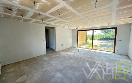 REZERVOVANÉ!!! SKOLAUDOVANÁ NOVOSTAVBA 4 izb. RD bungalov, pozemok 762m2, Košolná.