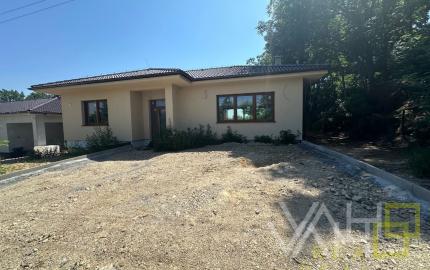 REZERVOVANÉ!!! SKOLAUDOVANÁ NOVOSTAVBA 4 izb. RD bungalov, pozemok 762m2, Košolná.