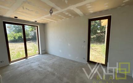 REZERVOVANÉ!!! SKOLAUDOVANÁ NOVOSTAVBA 4 izb. RD bungalov, pozemok 762m2, Košolná.