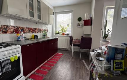 REZERVOVANÉ!!! 3‑izbový byt (85 m²) s garážou a loggiou v  obci Hrádok