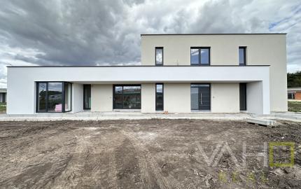 Exkluzívny 5-izbový rodinný dom s garážou a terasou – Biely Kostol pri Trnave